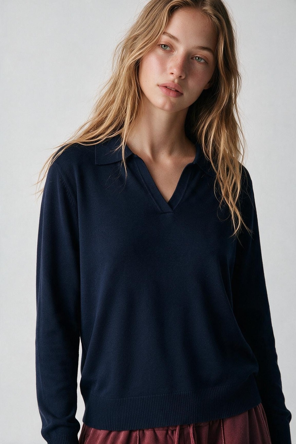 Cuello de polo tejido en azul marino con escote en V sin tapeta de botones