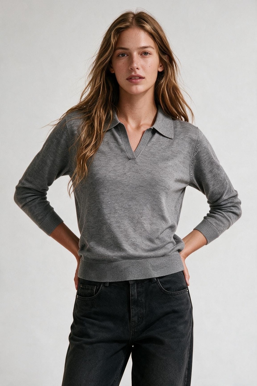 Cuello de polo de punto con escote en V sin tapeta de botones en gris