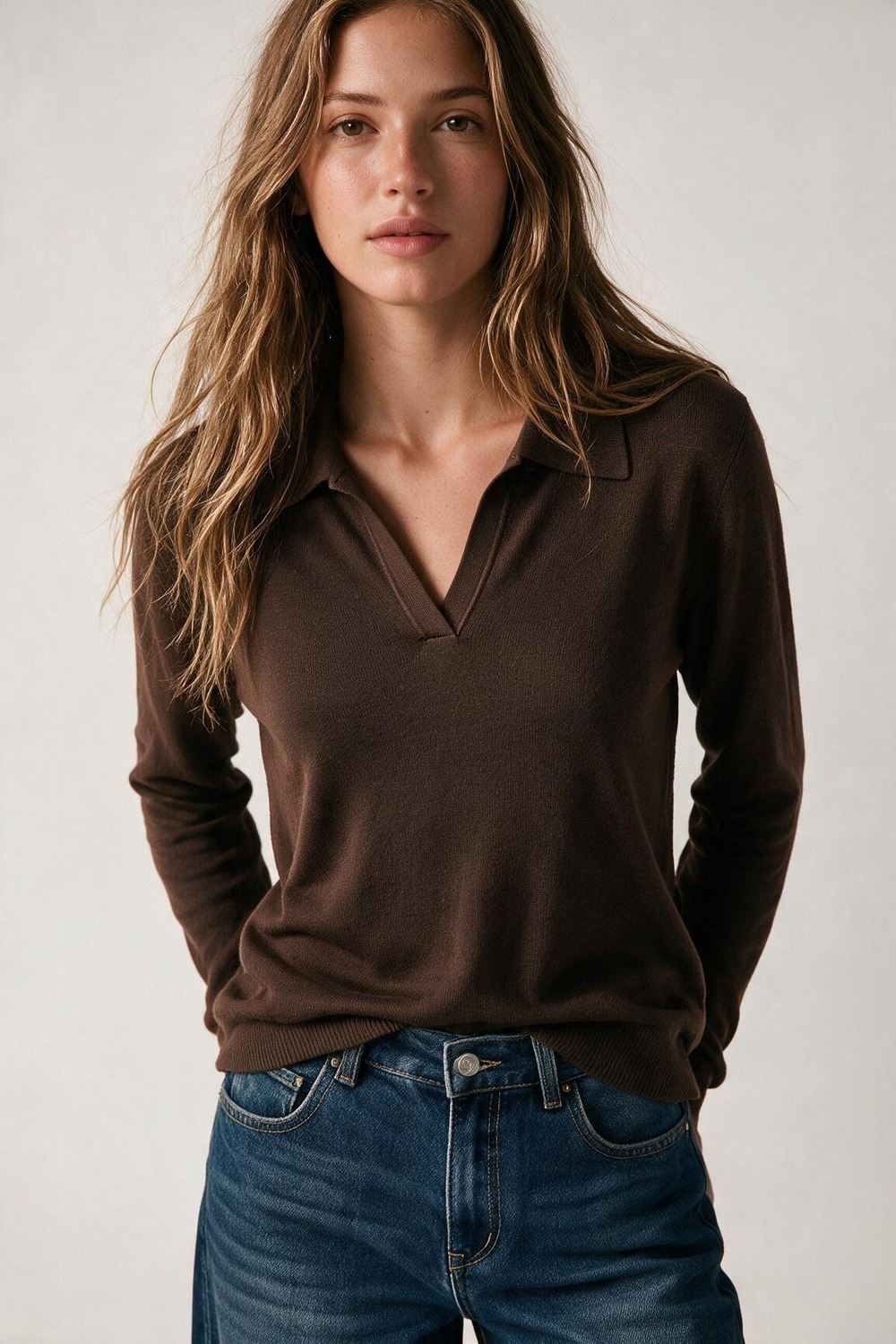 Cuello polo tejido con escote en V sin tapeta de botones en marr&oacute;n