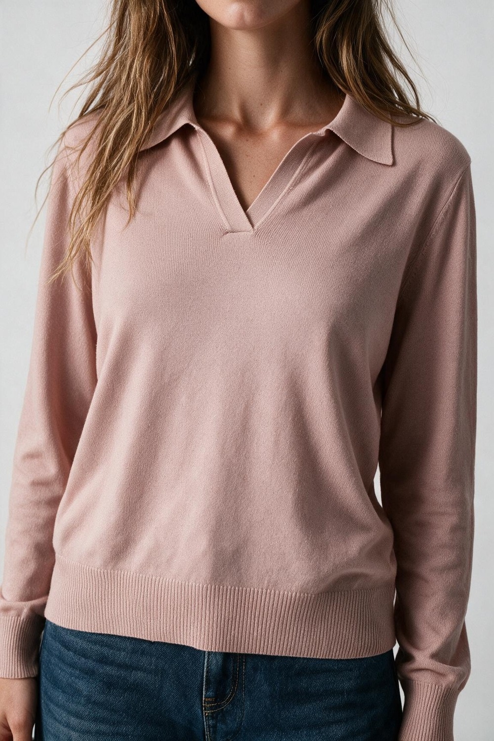 Cuello polo de punto con escote en V sin tapeta de botones en rosa viejo