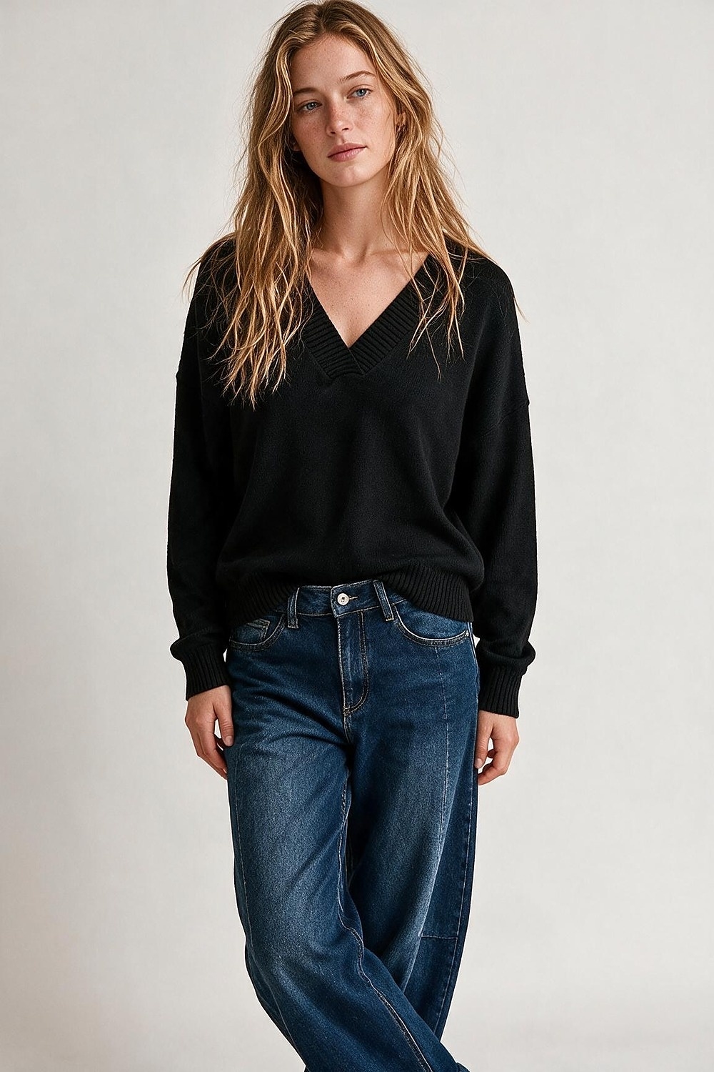 Jersey ancho de punto negro con cuello en V