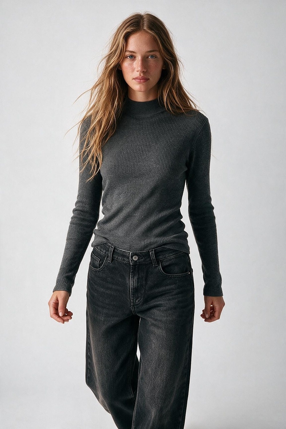 Su&eacute;ter de lana merina de canal&eacute; fino en gris con cuello simulado