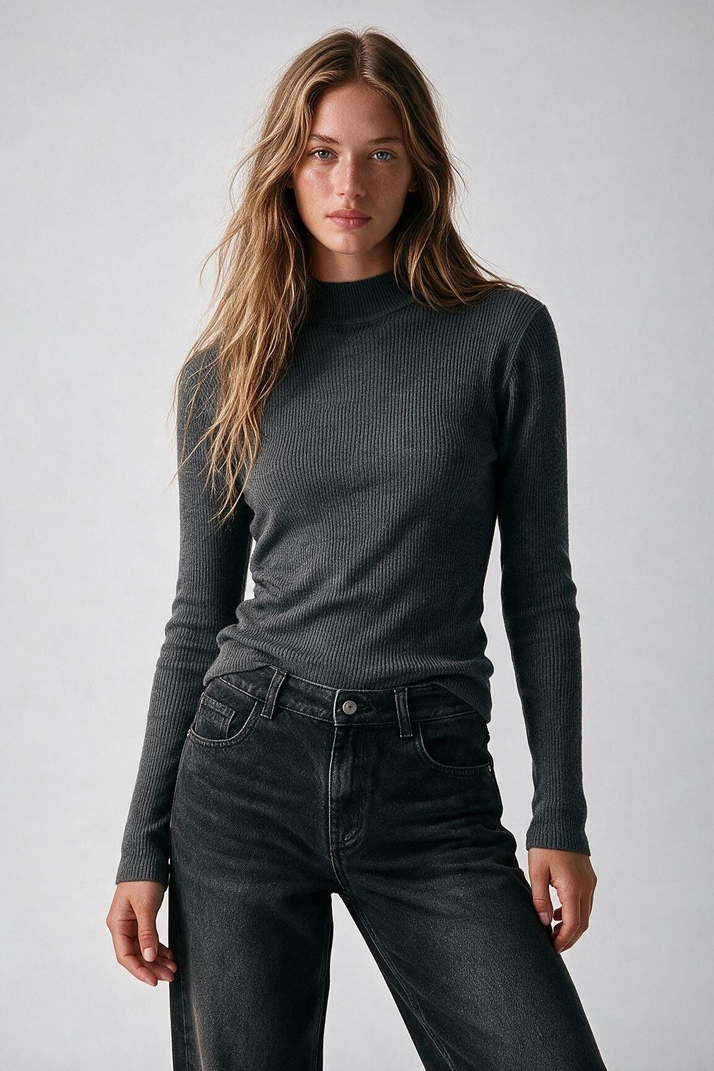 Su&eacute;ter de lana merina de canal&eacute; fino en gris con cuello simulado
