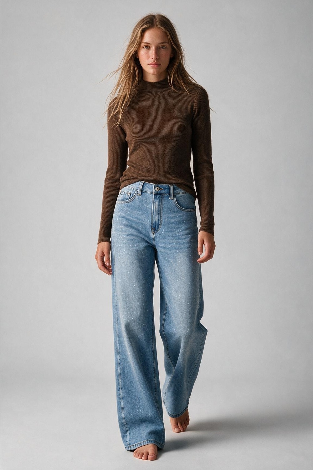 Su&eacute;ter de lana merino de canal&eacute; fino en color camel con cuello simulado