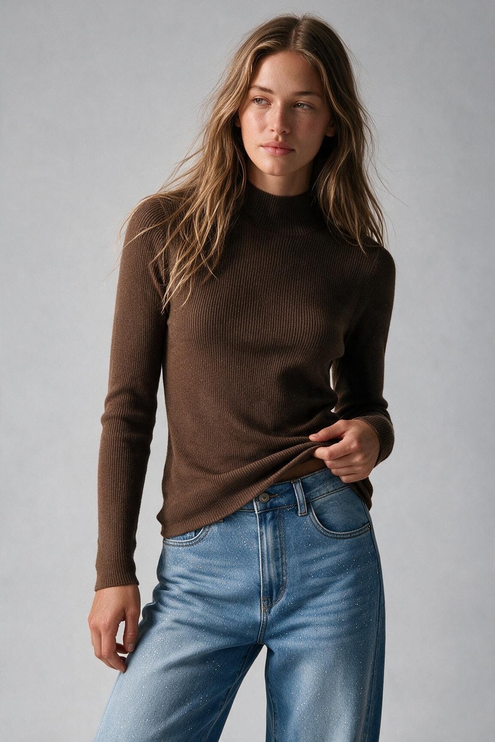 Su&eacute;ter de lana merino de canal&eacute; fino en color camel con cuello simulado