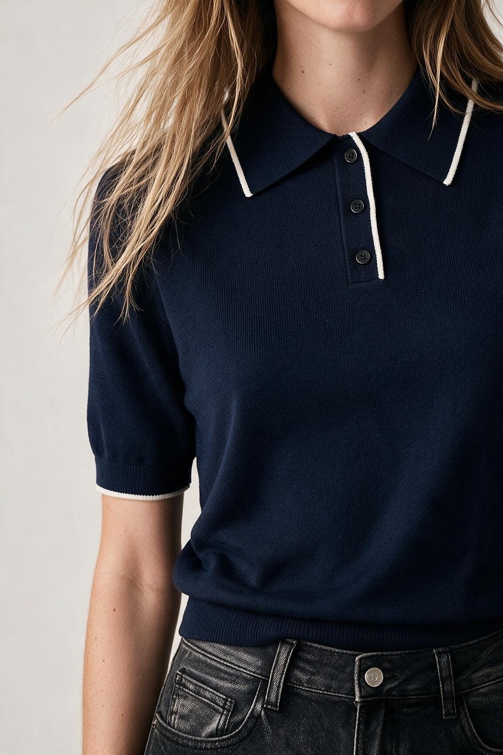 Suéter azul marino de punto fino con cuello en contraste y cuello polo con botón Suéter azul marino de punto fino con cuello en contraste y cuello polo con botón