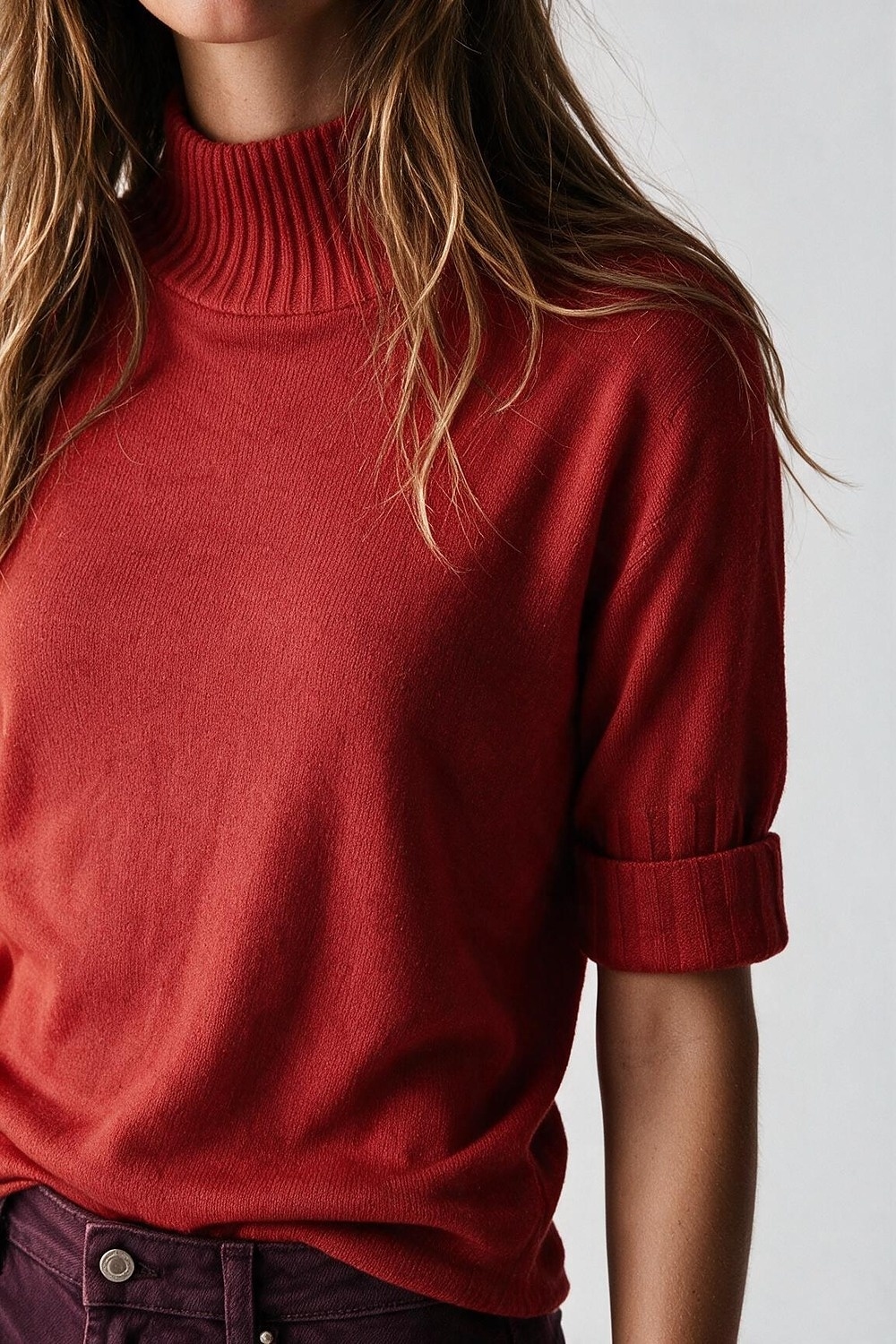 Su&eacute;ter de punto acanalado rojo con cuello alto y manga hasta el codo