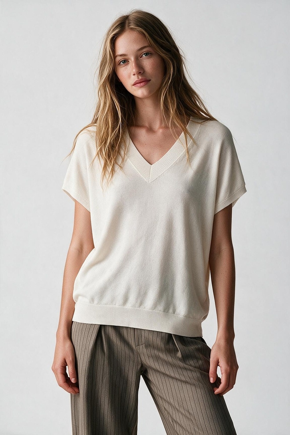 Suéter Blanco de Punto Fino con Cuello en V y Mangas Cortas Tipo Dolman con Hombros Caídos Suéter Blanco de Punto Fino con Cuello en V y Mangas Cortas Tipo Dolman con Hombros Caídos