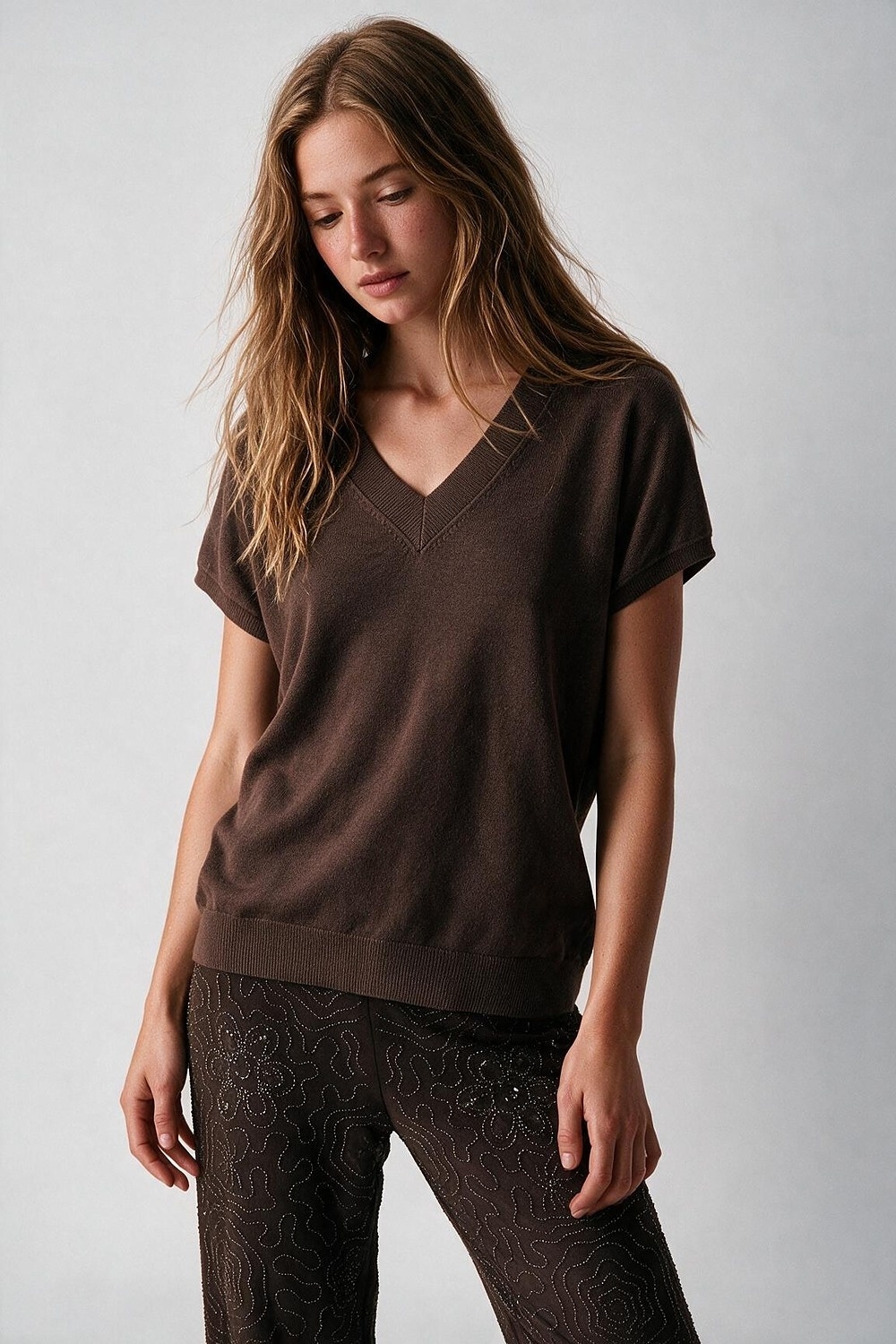 Su&eacute;ter Marr&oacute;n de Punto Fino con Cuello en V y Mangas Cortas de Estilo Dolman