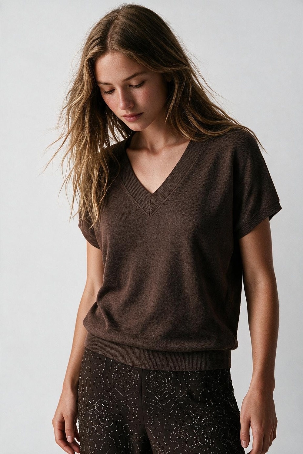 Su&eacute;ter Marr&oacute;n de Punto Fino con Cuello en V y Mangas Cortas de Estilo Dolman