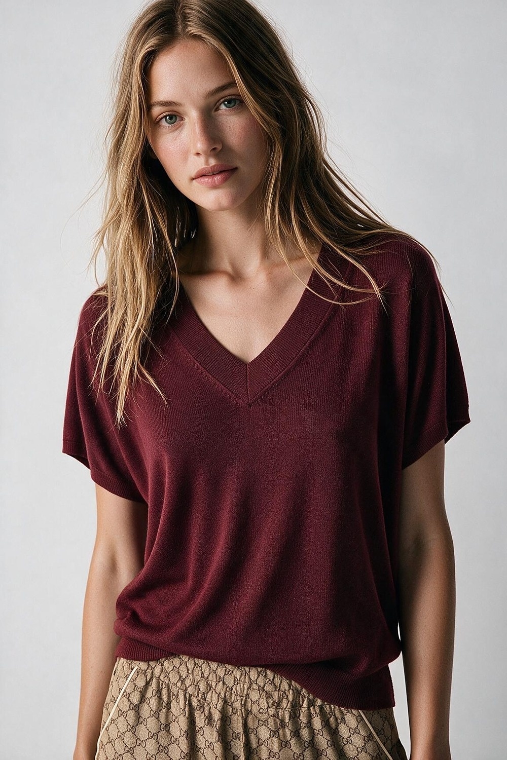Suéter burdeos de punto fino con cuello en V y mangas cortas estilo dolmán con caída en los hombros Suéter burdeos de punto fino con cuello en V y mangas cortas estilo dolmán con caída en los hombros