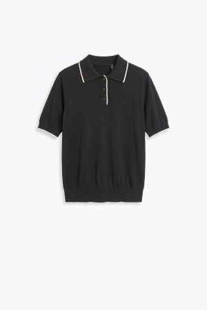 suéter negro de punto fino con ribete en contraste y cuello polo