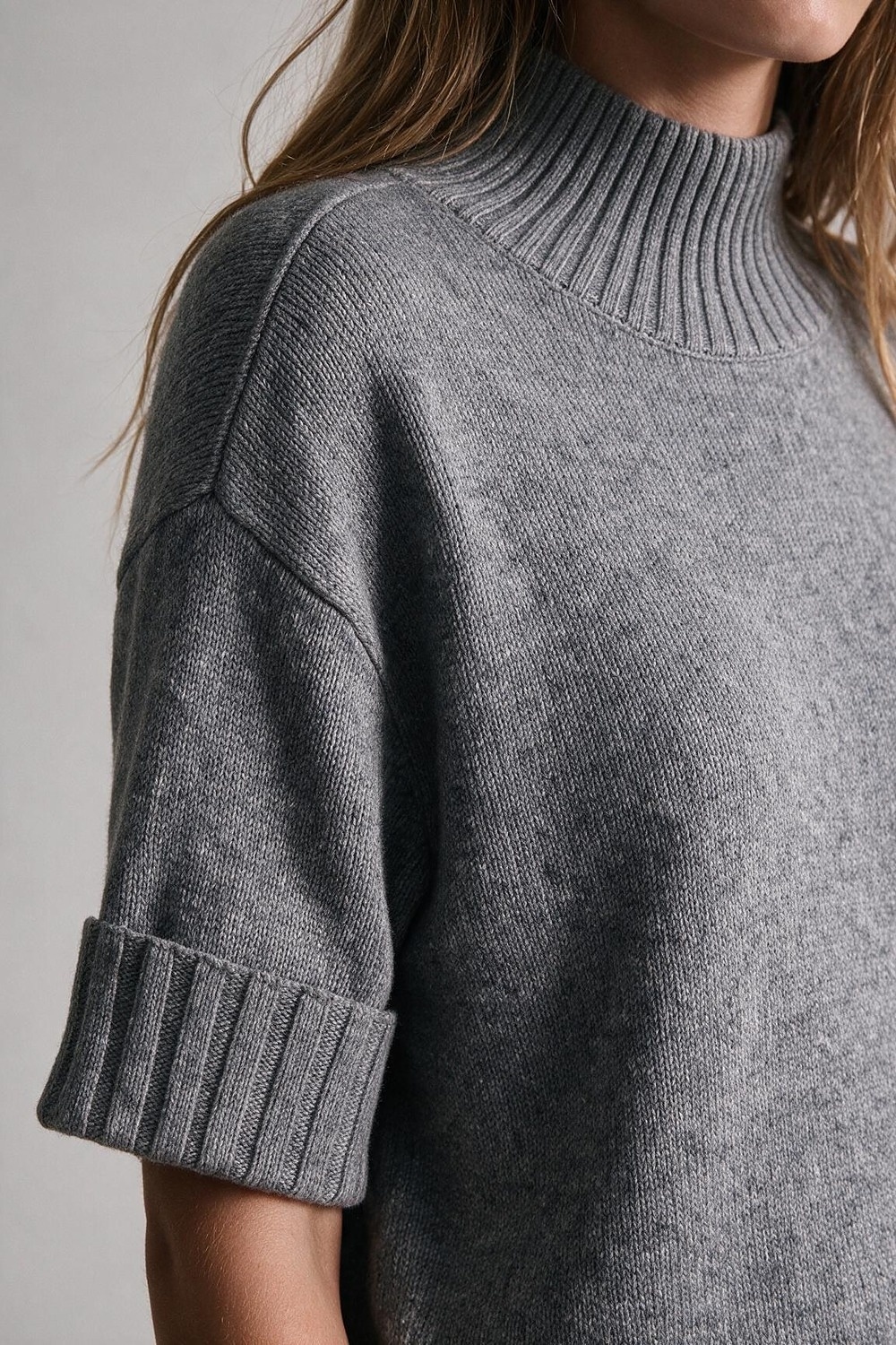 Su&eacute;ter de punto grueso gris con cuello simulado y manga hasta el codo