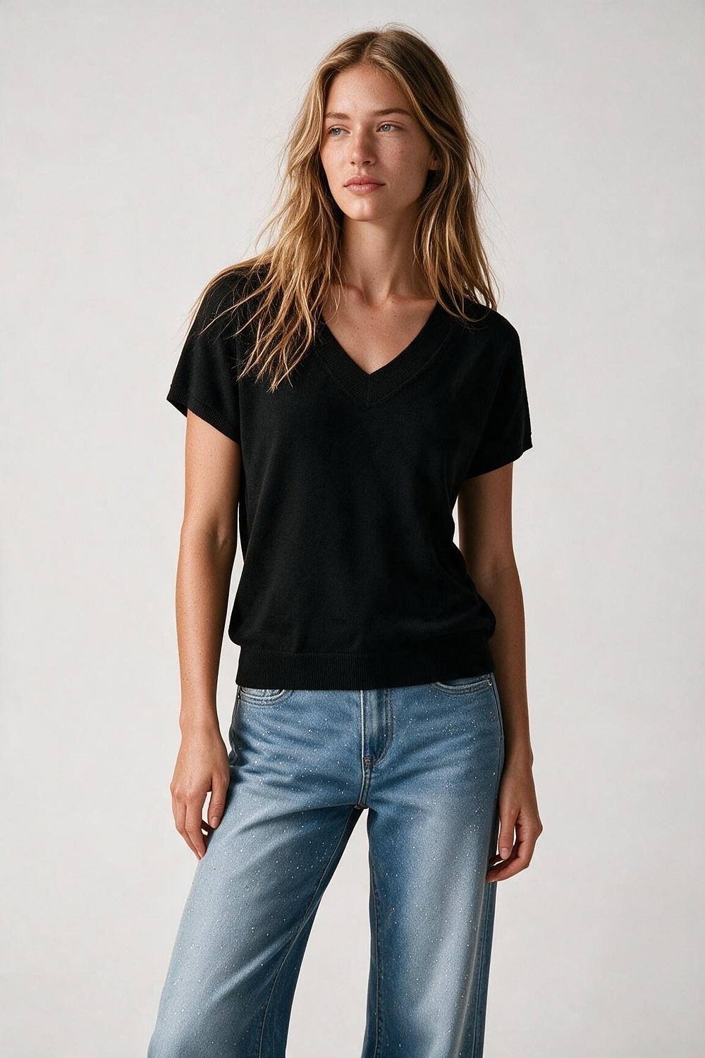 Suéter Negro de Punto Fino con Cuello en V y Mangas Cortas de Estilo Dolmán con Caída de Hombros Suéter Negro de Punto Fino con Cuello en V y Mangas Cortas de Estilo Dolmán con Caída de Hombros