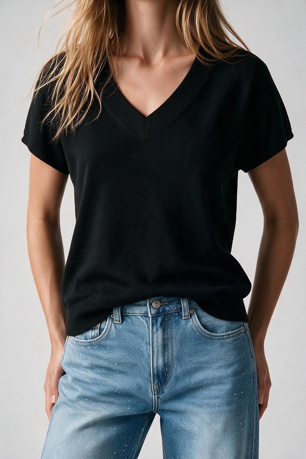 Suéter Negro de Punto Fino con Cuello en V y Mangas Cortas de Estilo Dolmán con Caída de Hombros Suéter Negro de Punto Fino con Cuello en V y Mangas Cortas de Estilo Dolmán con Caída de Hombros