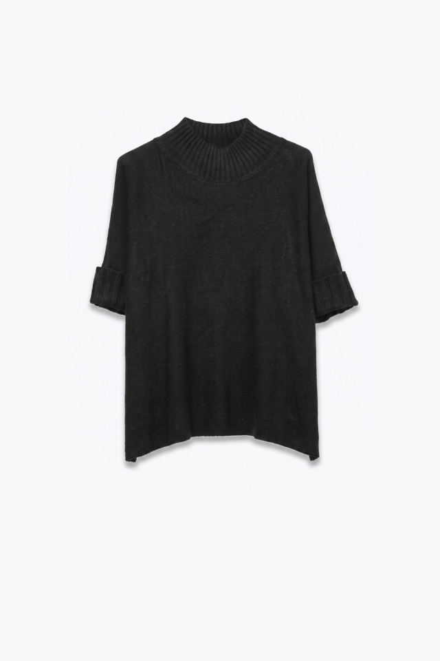 Su&eacute;ter negro c&aacute;lido de punto acanalado con cuello alto, ajuste holgado y manga a la altura del codo.
