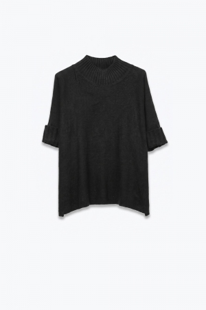 Suéter negro cálido de punto acanalado con cuello alto y ajuste relajado con manga hasta el codo