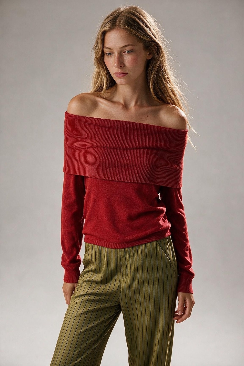 Su&eacute;ter de punto rojo con hombros descubiertos y cuello vuelto de canal&eacute;