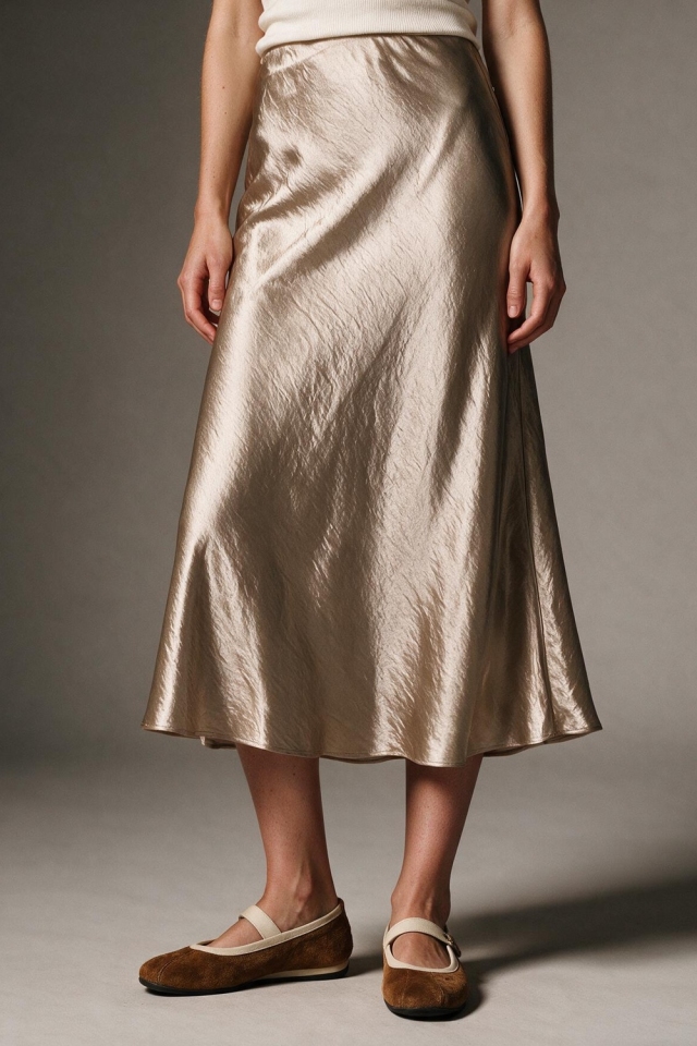 Falda midi de largo medio en sat&eacute;n brillante beige cortada al bies.
