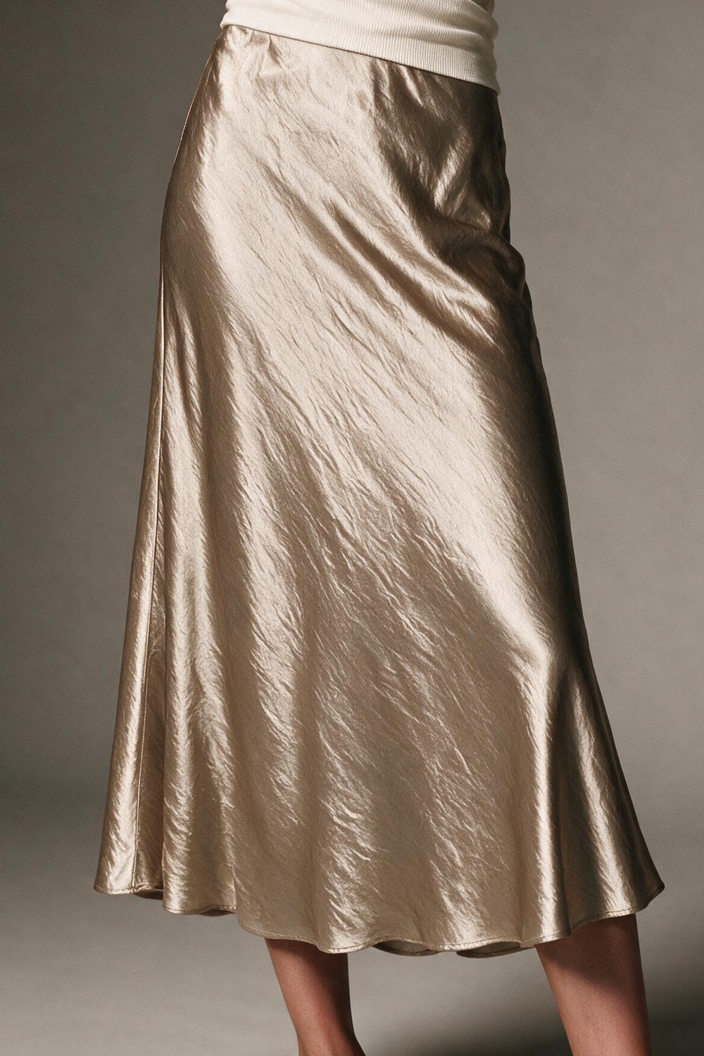 Falda midi de raso brillante beige con corte al bies Falda midi de raso brillante beige con corte al bies