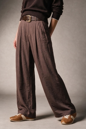 Pantalones anchos con textura marrón brillante con cinturón y detalle de pliegues
