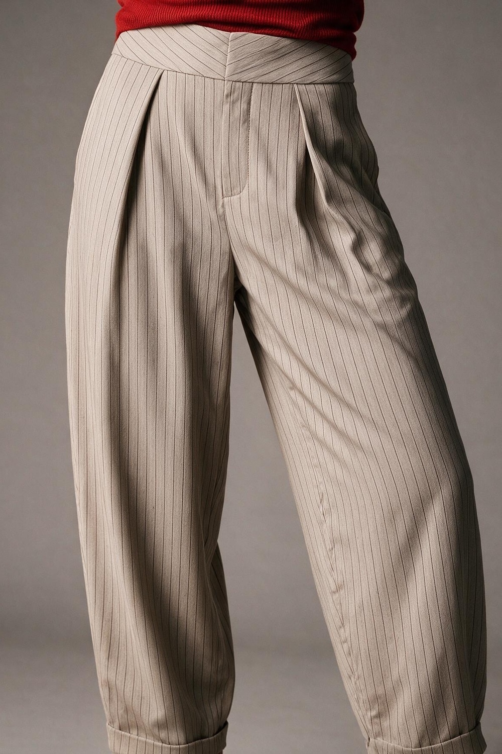 Pantalones Beige de Rayas Finas Ligeros y Tejidos con Pliegues de Cintura Alta Pantalones Beige de Rayas Finas Ligeros y Tejidos con Pliegues de Cintura Alta