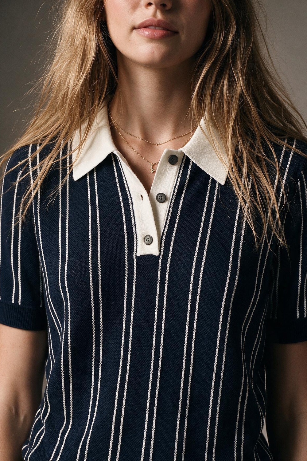 Polo de Punto Fino Azul Marino con Rayas en Contraste y Mangas Cortas