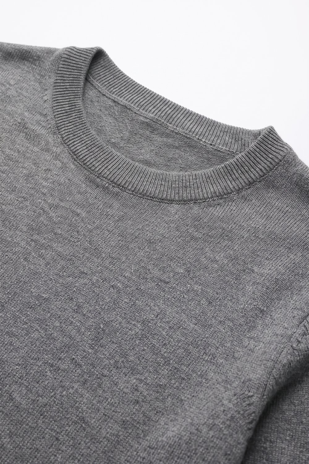 su&eacute;ter gris de mezcla de lana Merino de punto fino con cuello redondo