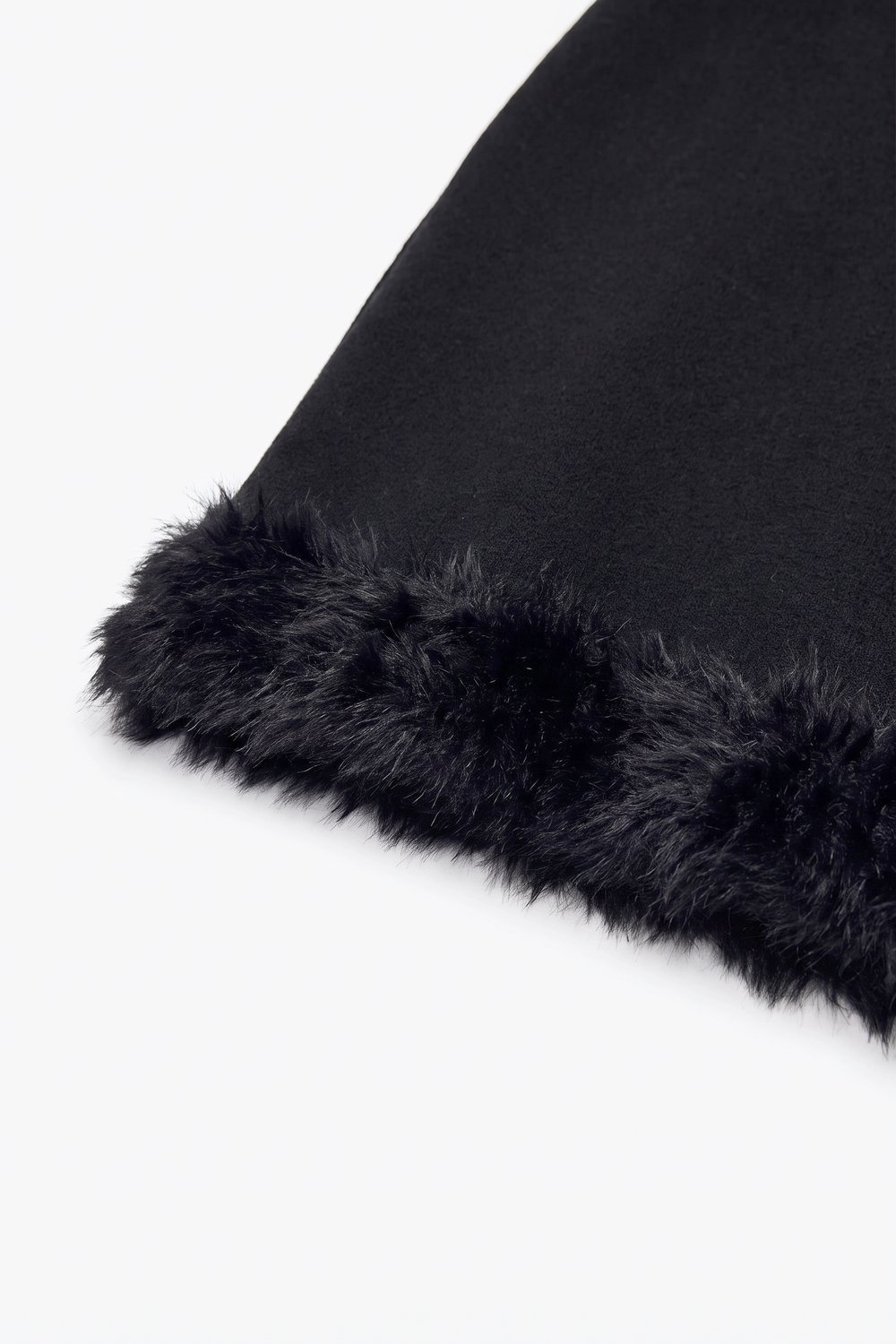 Suéter negro de punto suave con dobladillo de piel sintética y manga corta Suéter negro de punto suave con dobladillo de piel sintética y manga corta