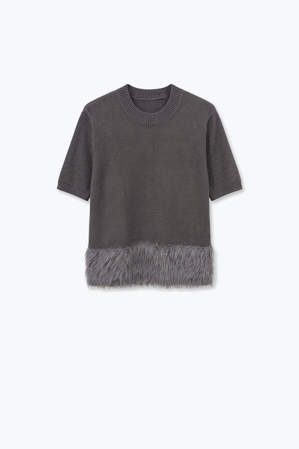 Suéter gris de punto fino con dobladillo de plumas y mangas cortas Suéter gris de punto fino con dobladillo de plumas y mangas cortas