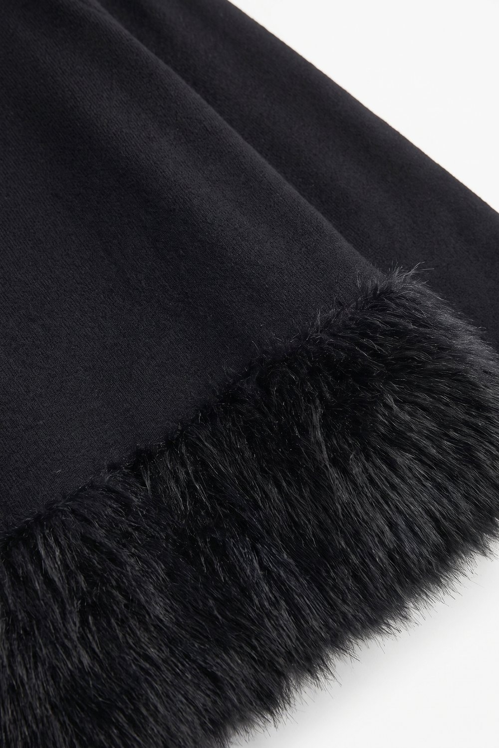 Su&eacute;ter de cuello alto simulado de punto suave negro con ribete de piel sint&eacute;tica