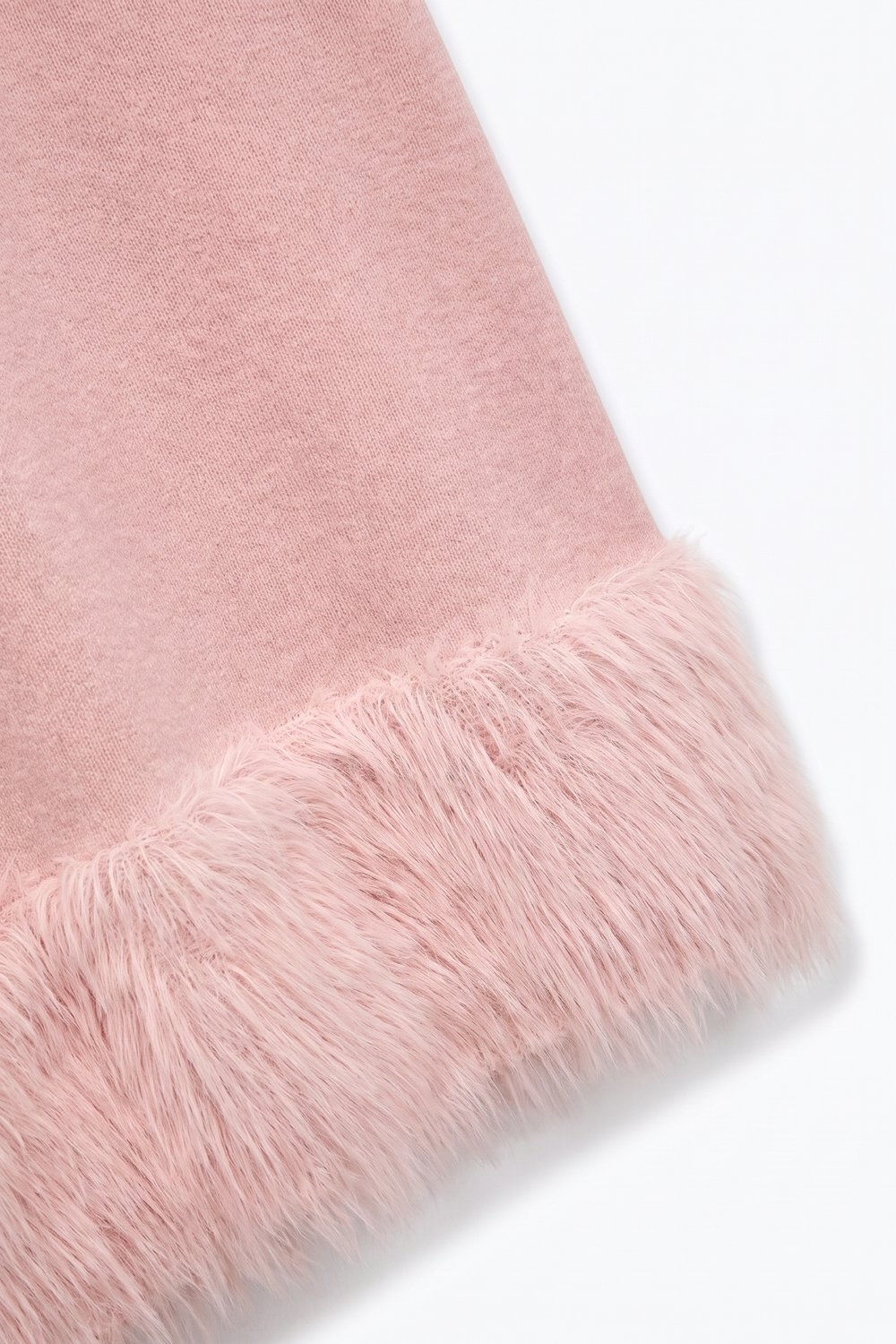 Suéter de cuello alto tejido suave en color rosa claro con ribete de piel sintética Suéter de cuello alto tejido suave en color rosa claro con ribete de piel sintética