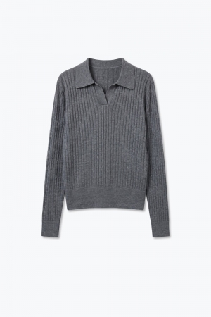 Suéter de mezcla de lana merino gris con textura acanalada cuello tipo polo y abertura en el escote
