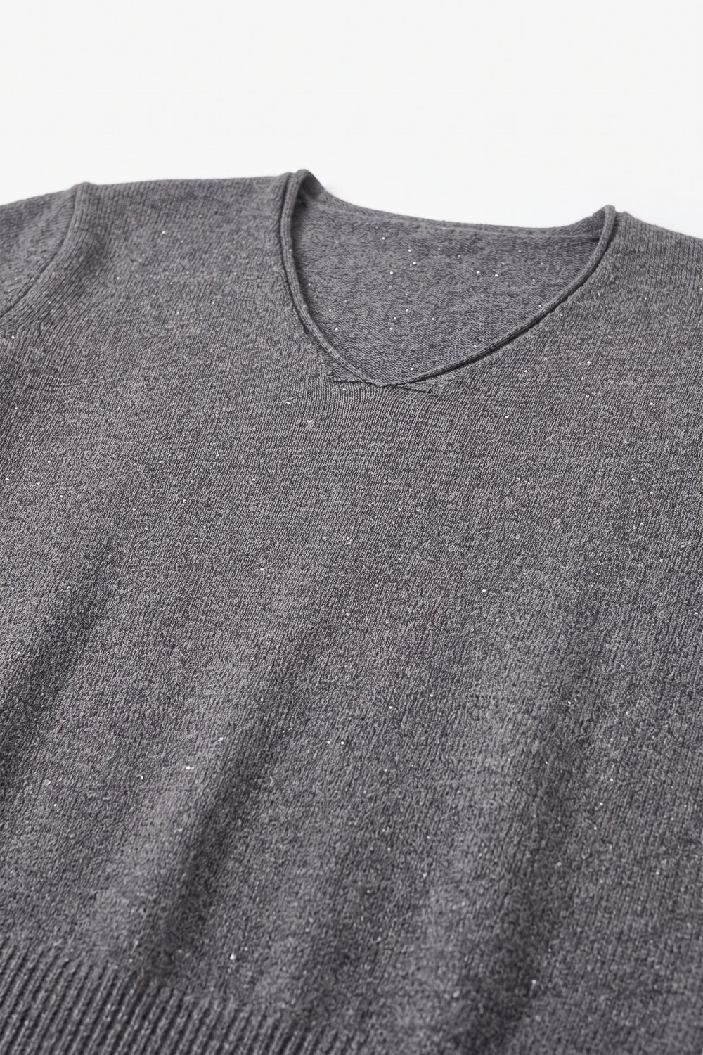Su&eacute;ter gris de punto fino con cuello en V y ribetes acanalados con lentejuelas adornadas