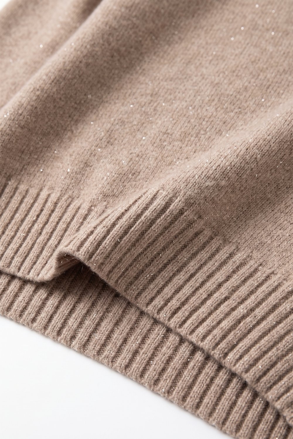 Suéter de Cuello Simulado con Ribetes Acanalados y Lentejuelas Adornadas en Tejido Suave de Color Camello Suéter de Cuello Simulado con Ribetes Acanalados y Lentejuelas Adornadas en Tejido Suave de Color Camello
