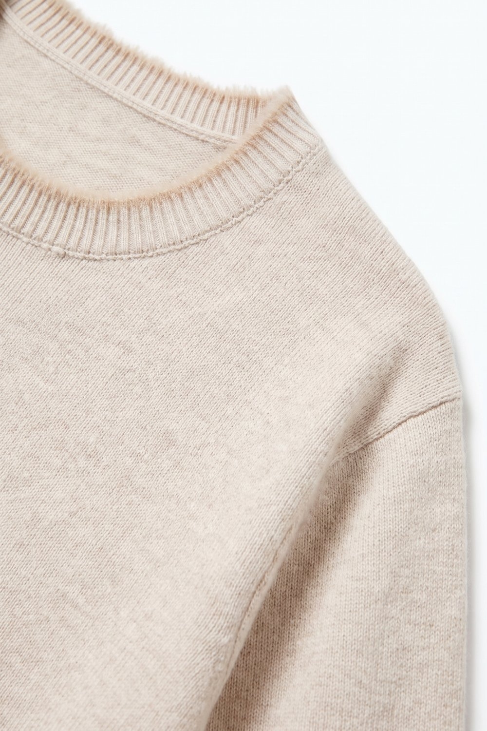 Su&eacute;ter beige de manga corta con cuello redondo y ribete de piel sint&eacute;tica