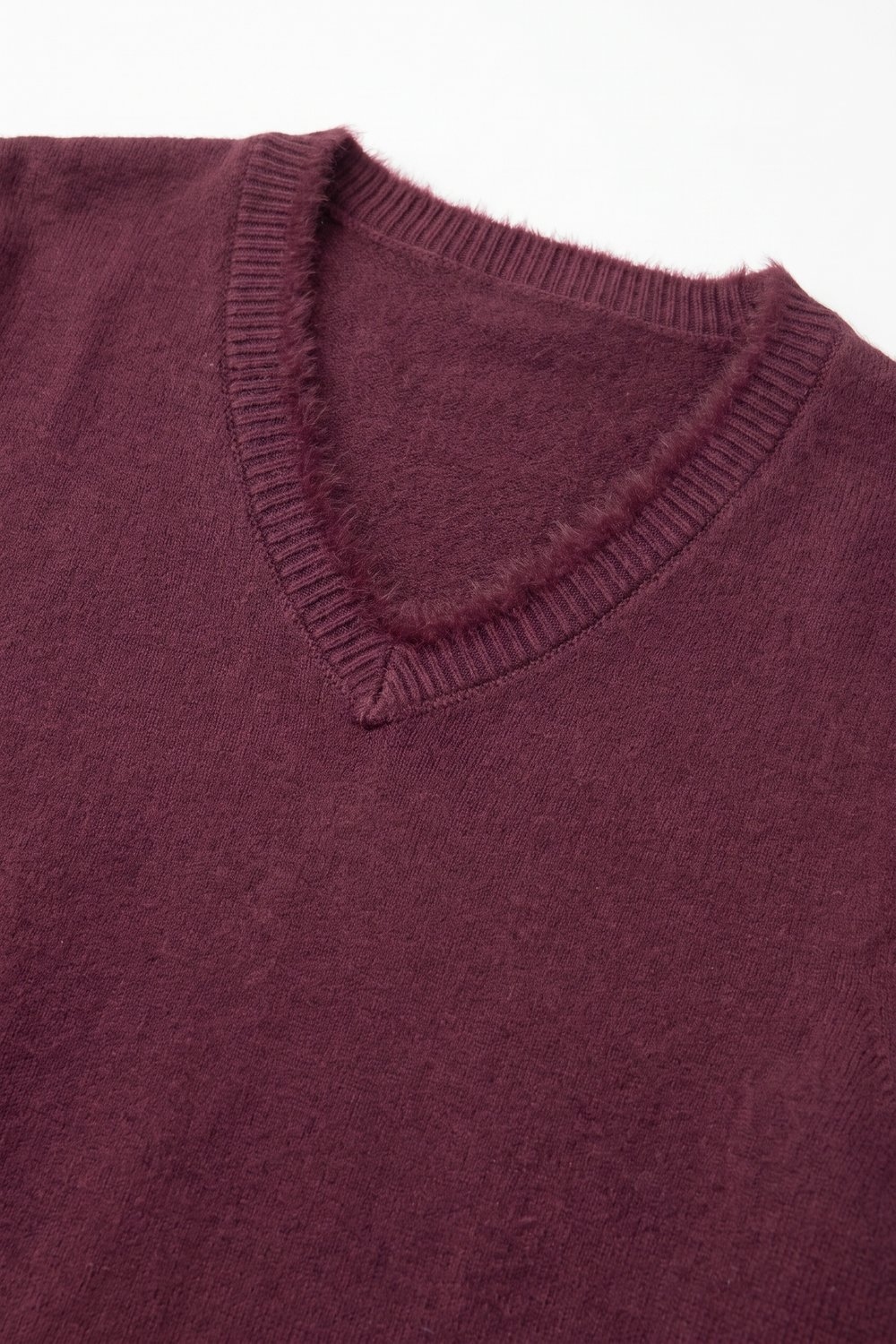 Su&eacute;ter morado de cuello en V con ribete de piel sint&eacute;tica