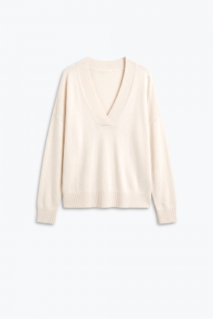 Suéter Beige de Punto Suave con Cuello en V Ancho y Ribete Relajado