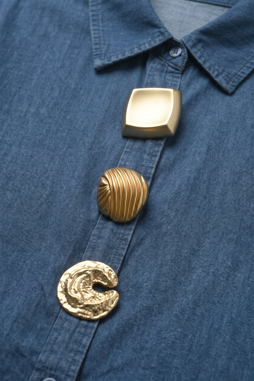 Camisa de botones dorados de chambray con lavado oscuro azul denim Camisa de botones dorados de chambray con lavado oscuro azul denim