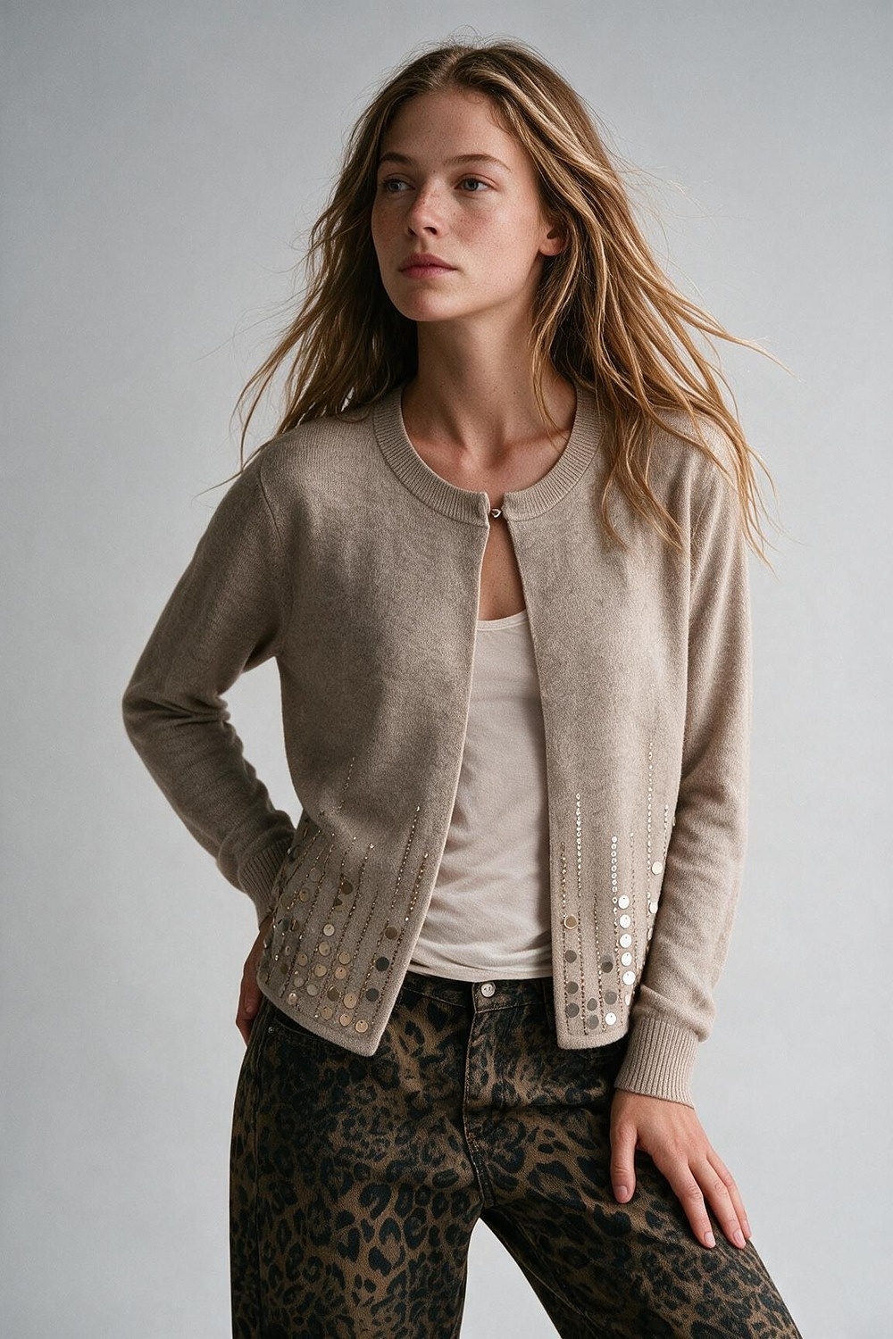 Cárdigan Beige con Lentejuelas de Punto Fino y Cierre Frontal de Gancho de Manga Larga Cárdigan Beige con Lentejuelas de Punto Fino y Cierre Frontal de Gancho de Manga Larga
