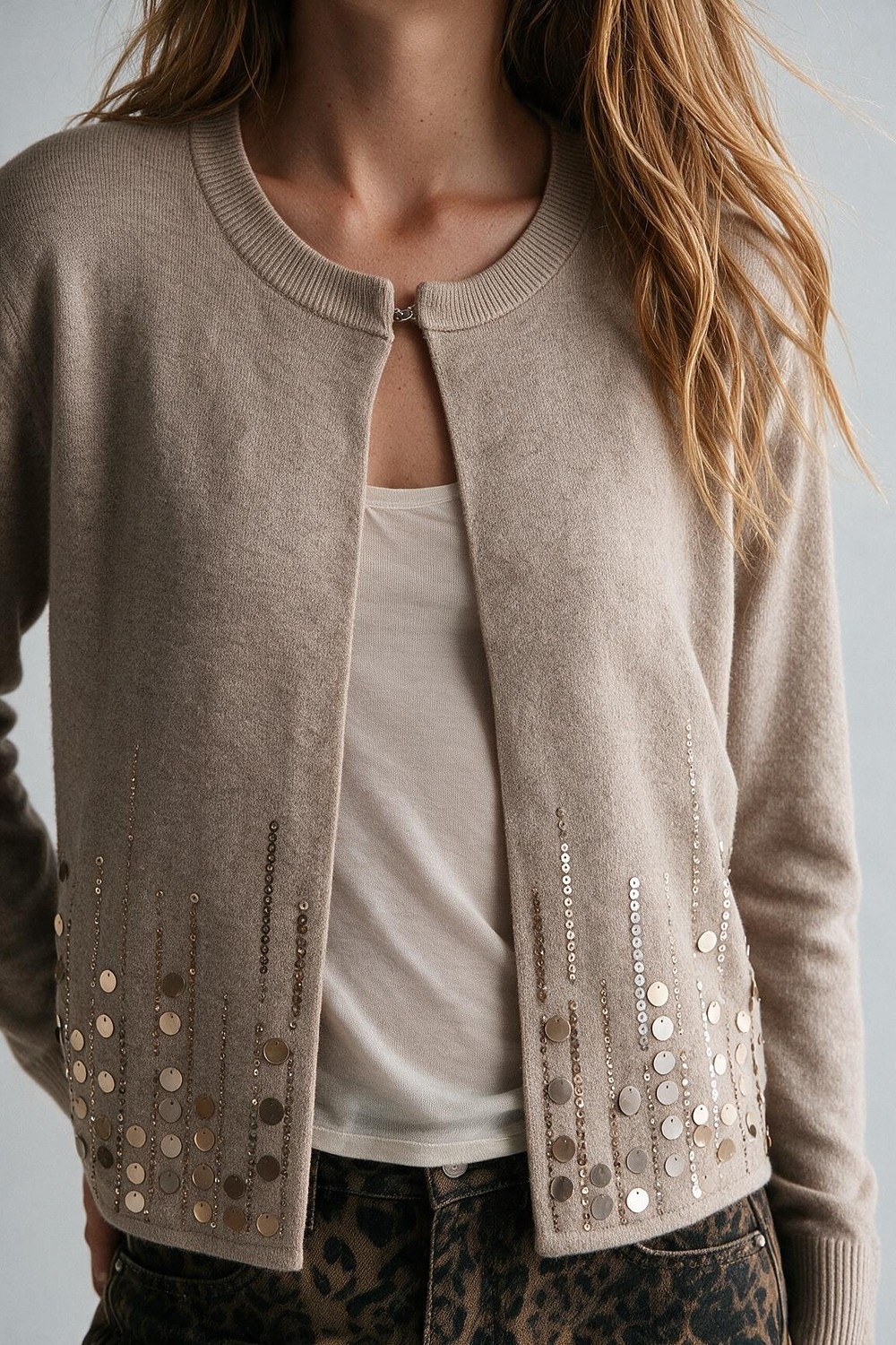 Cárdigan Beige con Lentejuelas de Punto Fino y Cierre Frontal de Gancho de Manga Larga Cárdigan Beige con Lentejuelas de Punto Fino y Cierre Frontal de Gancho de Manga Larga
