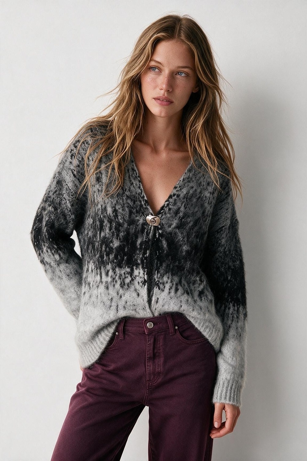 Cárdigan extragrande de punto grueso con efecto degradado gris y cuello en V de imitación mohair Cárdigan extragrande de punto grueso con efecto degradado gris y cuello en V de imitación mohair