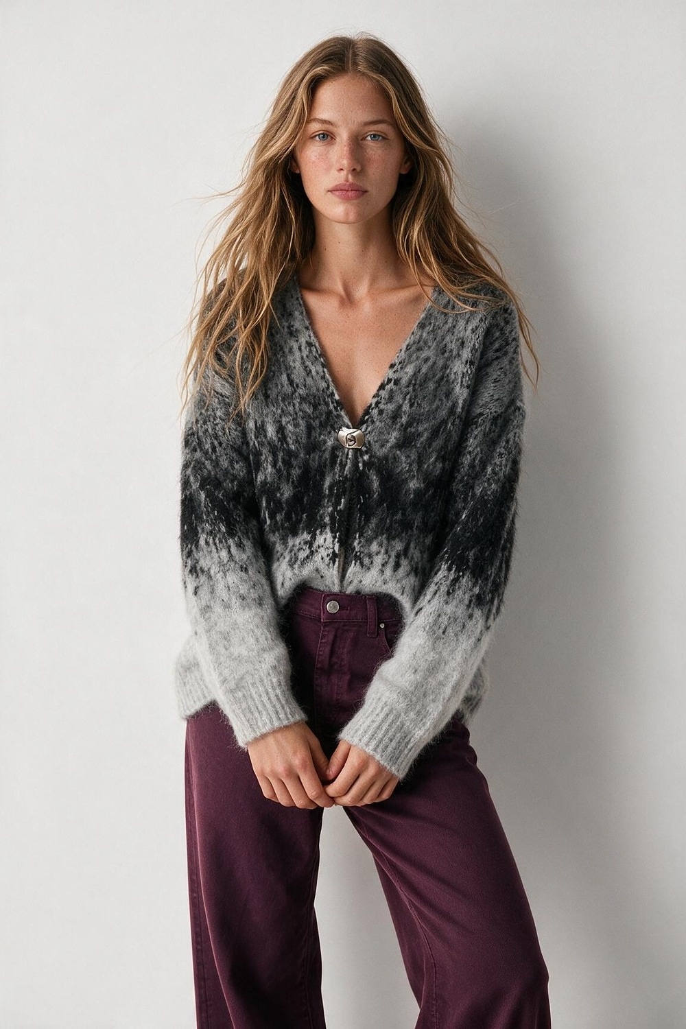 Cárdigan extragrande de punto grueso con efecto degradado gris y cuello en V de imitación mohair Cárdigan extragrande de punto grueso con efecto degradado gris y cuello en V de imitación mohair
