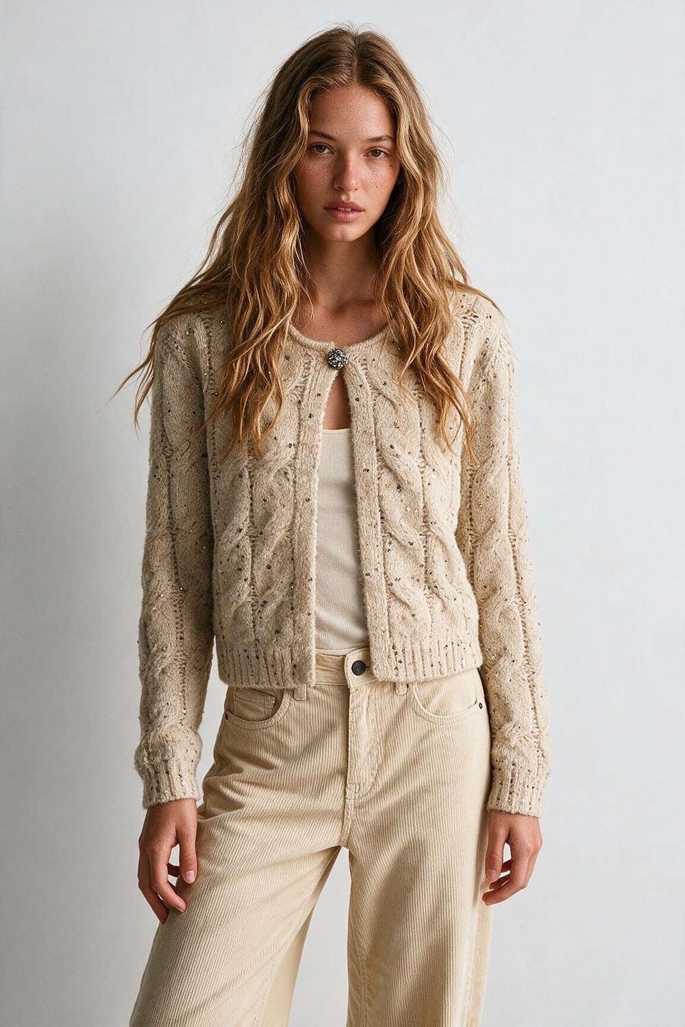 Cardigan corto beige de lentejuelas con botones y tejido grueso de punto de cable Cardigan corto beige de lentejuelas con botones y tejido grueso de punto de cable