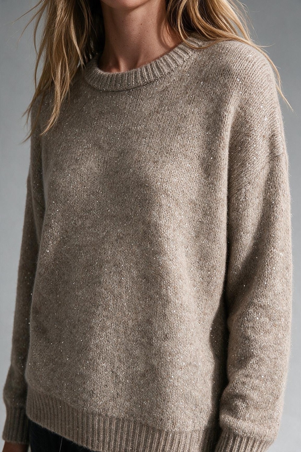 Suéter Beige de Cuello Redondo de Punto Suave con Adornos de Lentejuelas y Acabado Acanalado Suéter Beige de Cuello Redondo de Punto Suave con Adornos de Lentejuelas y Acabado Acanalado