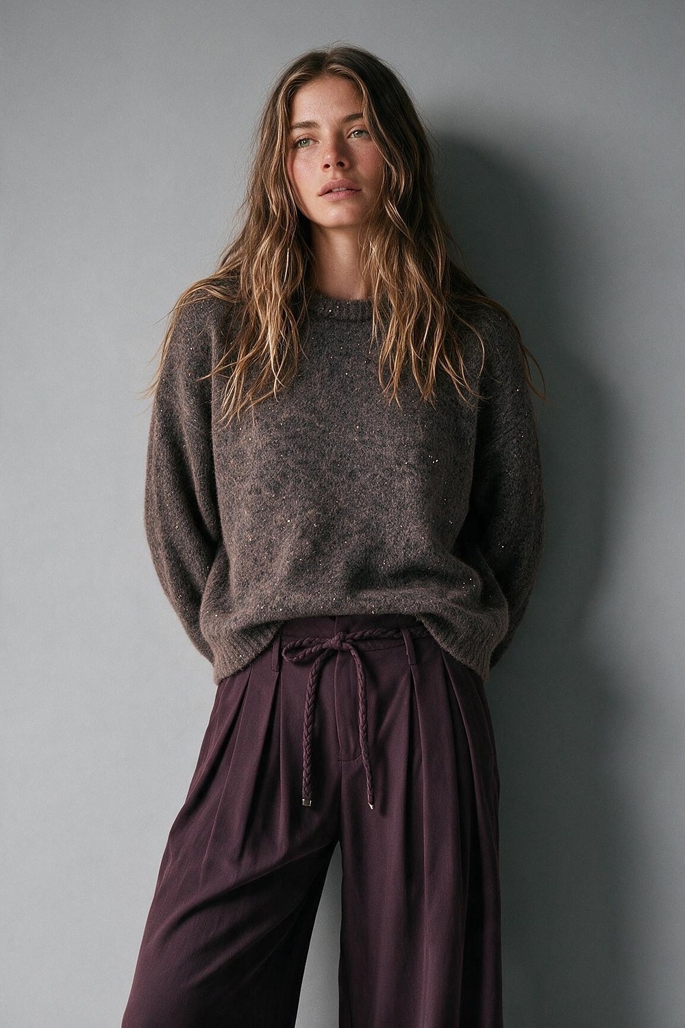 Su&eacute;ter Oversize Marr&oacute;n de Cuello Redondo con Lentejuelas y Tejido Cepillado