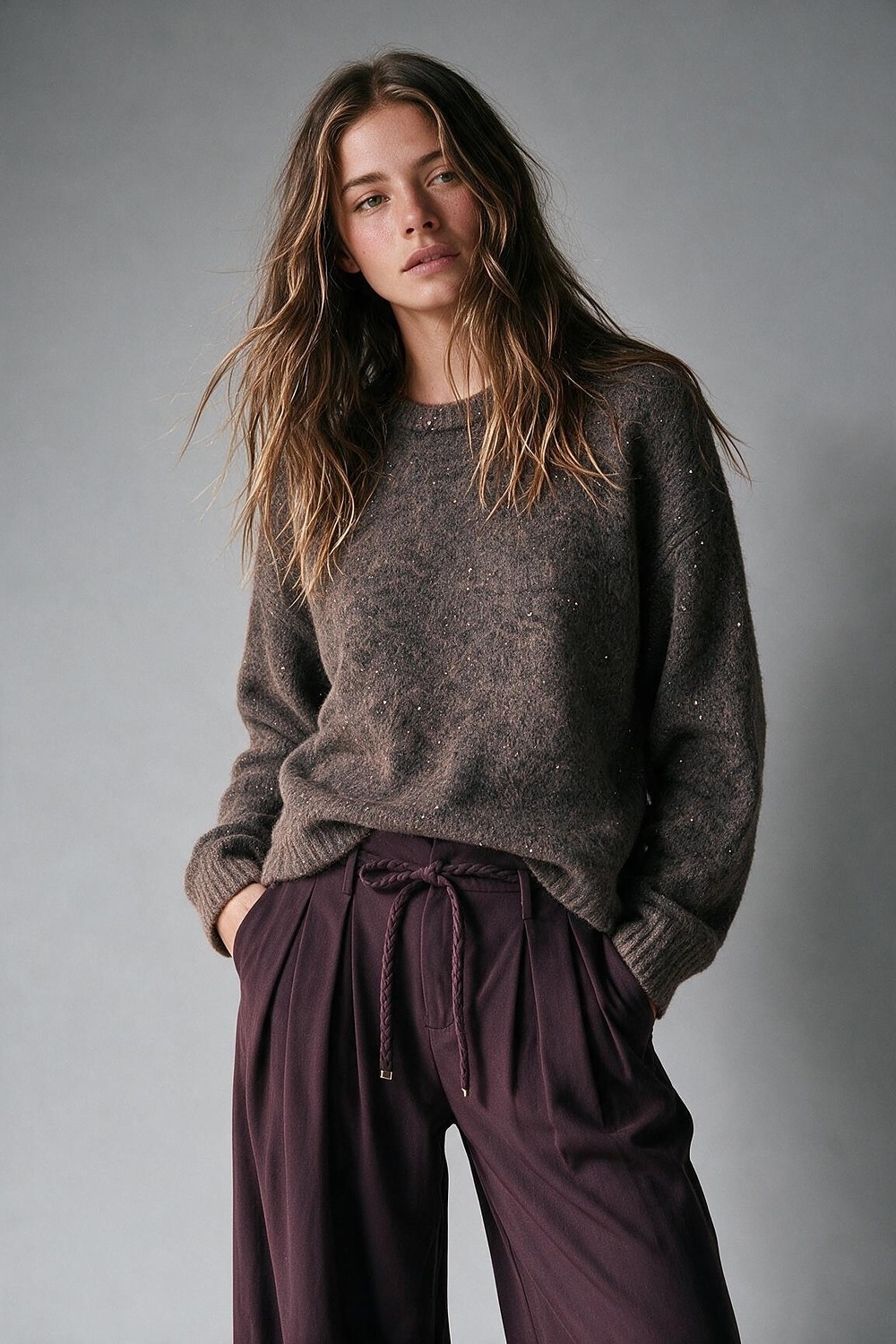 Su&eacute;ter Oversize Marr&oacute;n de Cuello Redondo con Lentejuelas y Tejido Cepillado