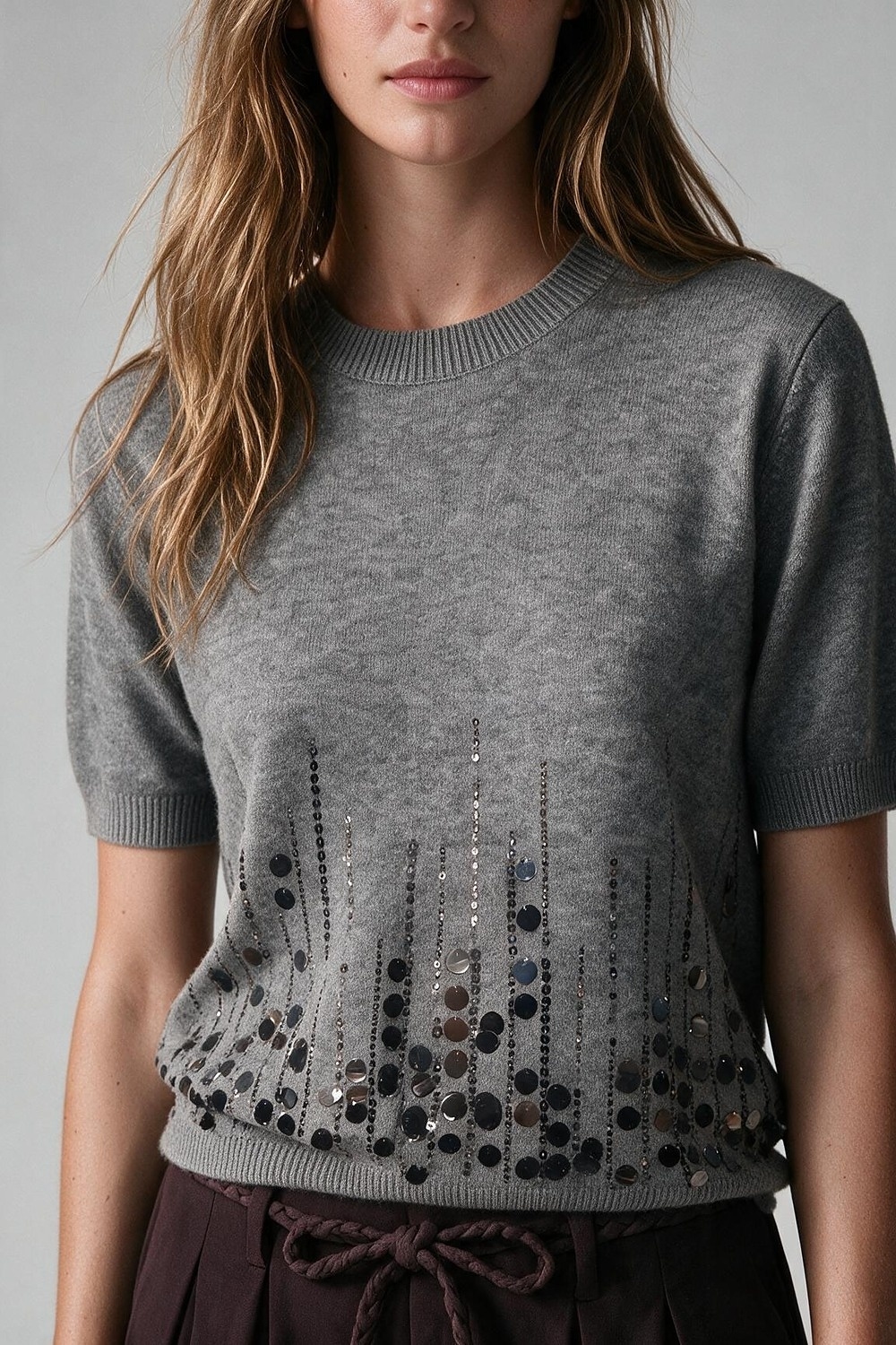 Top gris de punto suave con lentejuelas y cuello redondo acanalado Top gris de punto suave con lentejuelas y cuello redondo acanalado