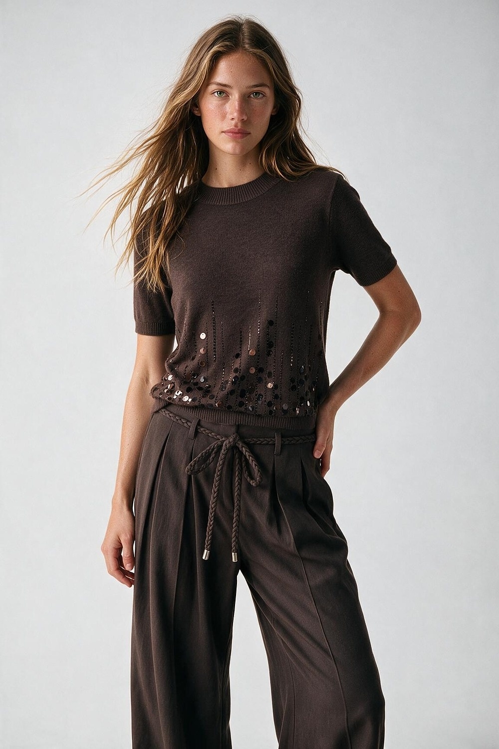 Top de punto suave marrón con dobladillo de lentejuelas y manga corta Top de punto suave marrón con dobladillo de lentejuelas y manga corta