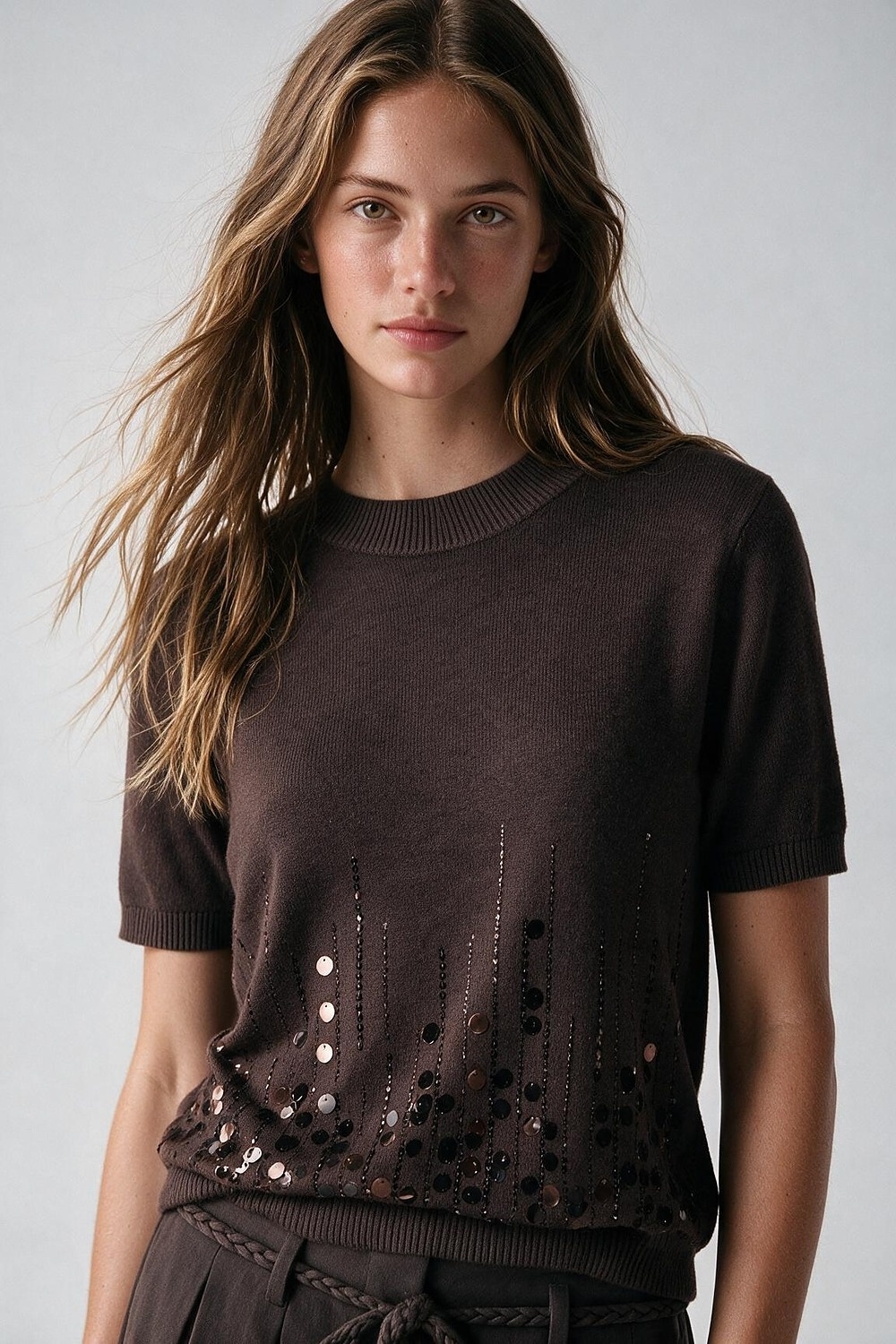 Top de punto suave marrón con dobladillo de lentejuelas y manga corta Top de punto suave marrón con dobladillo de lentejuelas y manga corta